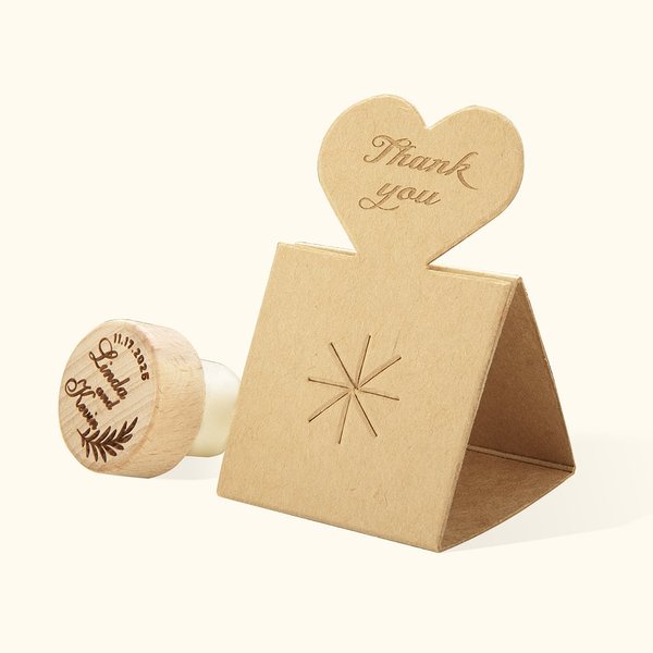 Personalizzato inciso nome monogramma iniziali legno bottiglia di vino tappi di sughero con pop-up Parper Stand Card Set di 15 bomboniere di nozze per gli ospiti