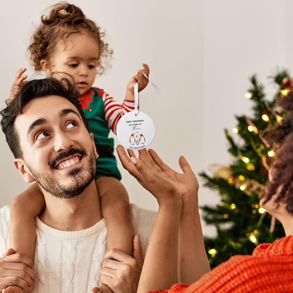 Personlig söt pingvinfamilj keramisk prydnad med namn och år Semesterdekor Första julklappen för pojkar flickor nya föräldrar 5