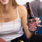 Personalizzato multicolore Riunione di famiglia Lattina di birra manica fredda con testo iniziale Località e anno Set di 12 Festa di vacanza regalo per la famiglia