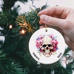 Personlig Gothic Födelseblomma Sockerdödskalle Keramisk prydnad med namn och år Rolig semesterdekoration Day of the Dead Present