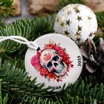 Personlig Gothic Födelseblomma Sockerdödskalle Keramisk prydnad med namn och år Rolig semesterdekoration Day of the Dead Present