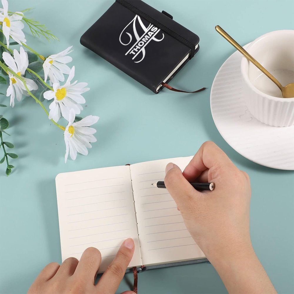 Personligt namn med blommiga initialer PU-läder A7 Pocket Notebook Resetillbehör Semester Födelsedag Tillbaka till skolan Present till kontorsarbetare Lärare 3