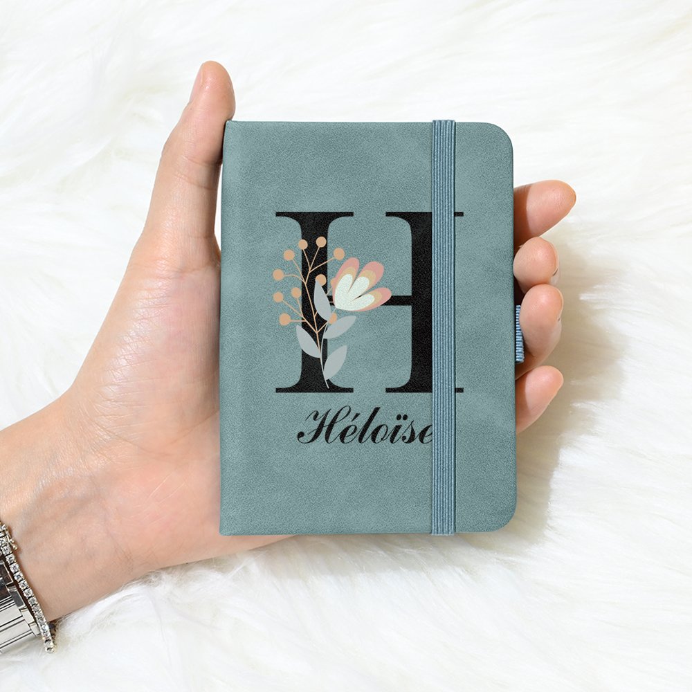 Personligt namn med blommiga initialer PU-läder A7 Pocket Notebook Resetillbehör Semester Födelsedag Tillbaka till skolan Present till kontorsarbetare Lärare 6