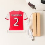 Personalisierte klassische Fußballtrikot Design Name Nummer Acryl LED-Nachtlicht mit hölzernen Basis Home Decor Geburtstagsgeschenk für Sportliebhaber