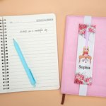 Personalizada Nacimiento Flor Caricatura Personaje Marcapáginas de cuero Banda con bolsillo para bolígrafo Oficina Lectura Accesorio Regalo de cumpleaños para los ratones de biblioteca Familia Amigos