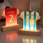 Personalisierte klassische Fußballtrikot Design Name Nummer Acryl LED-Nachtlicht mit hölzernen Basis Home Decor Geburtstagsgeschenk für Sportliebhaber