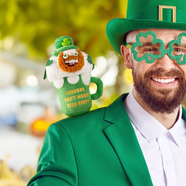Personlig magnetisk Leprechaun Beer Cup Plysj utstoppet leketøy med navn og tekst Bursdag St. Patrick's Day Klestilbehør Gave til familie venner