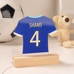 Personalisierte klassische Fußballtrikot Design Name Nummer Acryl LED-Nachtlicht mit hölzernen Basis Home Decor Geburtstagsgeschenk für Sportliebhaber