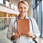 Personalisierte Rod of Asclepius Leder gefüttert Notebook mit Text und 200 Seiten Papier Geburtstag Anerkennung Geschenk für Krankenschwester Arzt medizinisches Personal