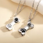 Henkilökohtainen Koira Kissa Bone Paw Print Photo Projection kaulakoru kaiverrettu nimi Dainty Korut Memorial Syntymäpäivälahja naisille Lemmikkieläinten omistajat