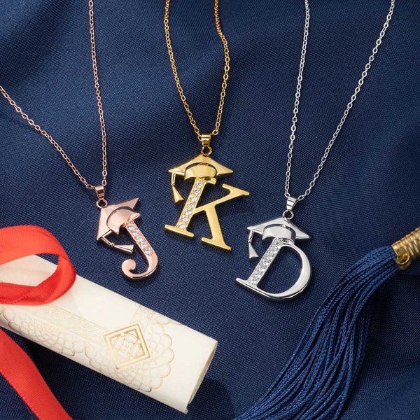 Personalizada delicada Graduación Cap Circonio Collar Inicial Graduación Keepsake Regalo de cumpleaños para los graduados