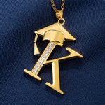 Personalizada delicada Graduación Cap Circonio Collar Inicial Graduación Keepsake Regalo de cumpleaños para los graduados