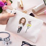 Personalisierte Geburt Blume Schleife Stethoskop Cartoon-Charakter Canvas Make-up Tasche mit Namen Anerkennung Krankenschwester Woche Geschenk für medizinisches Personal Frauen