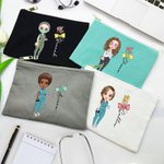 Personalisierte Geburt Blume Schleife Stethoskop Cartoon-Charakter Canvas Make-up Tasche mit Namen Anerkennung Krankenschwester Woche Geschenk für medizinisches Personal Frauen