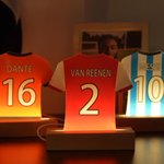 Personalisierte klassische Fußballtrikot Design Name Nummer Acryl LED-Nachtlicht mit hölzernen Basis Home Decor Geburtstagsgeschenk für Sportliebhaber