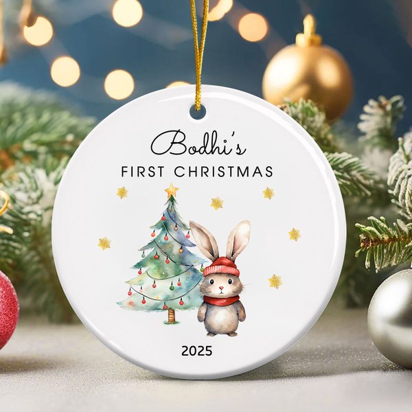 Ornement personnalisé en céramique avec nom et année, sur le thème de l'ours et du lapin, pour le premier Noël. Cadeau de shower de bébé pour les nouveaux-nés.