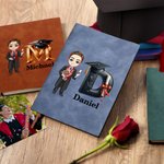 Gorra de Graduación Personalizada Caricatura de Personaje 100 Páginas Cuaderno de Cuero Forrado con Nombre Inicial Regalo de Graduación para Graduados de Escuela Secundaria y Universidad