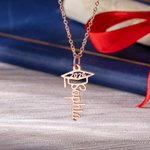 Personalizado delicado collar de graduación nombre de la tapa con el recuerdo de graduación grabado año regalo de cumpleaños para la clase de 2025 graduados