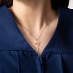 Personalizado delicado collar de graduación nombre de la tapa con el recuerdo de graduación grabado año regalo de cumpleaños para la clase de 2025 graduados