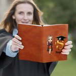 Gorra de Graduación Personalizada Caricatura de Personaje 100 Páginas Cuaderno de Cuero Forrado con Nombre Inicial Regalo de Graduación para Graduados de Escuela Secundaria y Universidad
