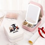 Personalisierte Cartoon Graduate Girl Initial Travel Jewelry Box mit Namen und wechselnde Farbe LED Make-up-Spiegel Graduierung Geburtstag Geschenk für Mädchen