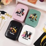 Personalisierte Cartoon Graduate Girl Initial Travel Jewelry Box mit Namen und wechselnde Farbe LED Make-up-Spiegel Graduierung Geburtstag Geschenk für Mädchen