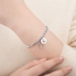 Personligt Lucky Horseshoe Elastiskt pärlarmband Smycke med initialer Födelsedag Dop Jubileum Present till barn Vuxna
