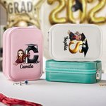 Personalisierte Cartoon Graduate Girl Initial Travel Jewelry Box mit Namen und wechselnde Farbe LED Make-up-Spiegel Graduierung Geburtstag Geschenk für Mädchen