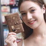Spersonalizowany skórzany portfel na nadgarstek z imieniem i nazwiskiem dla absolwentki Zodiakalny Kwiat Narodzin Skórzany składany portfel na nadgarstek z imieniem i nazwiskiem Akcesoria podróżne Pre
