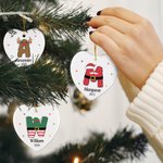 Gepersonaliseerd Schattig Beeldverhaal Alfabet Ontwerp Hart-Vormig Kerstmis Ceramisch Ornament met Naam Jaar Kerstmis Geschenk voor Vriend van het Kind