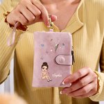 Spersonalizowany skórzany portfel na nadgarstek z imieniem i nazwiskiem dla absolwentki Zodiakalny Kwiat Narodzin Skórzany składany portfel na nadgarstek z imieniem i nazwiskiem Akcesoria podróżne Pre