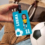 Personalisierte Multicolor Fußball Cartoon Charakter Gepäckanhänger mit Name und Nummer Reise Essentials Geburtstagsgeschenk für Sportliebhaber