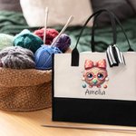 Personalisierte niedliche Schleife Cartoon Häkelmuster große Canvas Tragetasche mit Namen Geburtstag Muttertag Geschenk für Mama Oma Häkeln Liebhaber