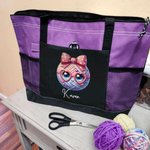 Bolsa de tela Oxford grande con nombre y bolsillos de malla Personalizada con un bonito lazo de cristal Bola de hilo Esenciales de viaje Regalo de cumpleaños para los amantes del ganchillo