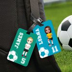 Personalisierte Multicolor Fußball Cartoon Charakter Gepäckanhänger mit Name und Nummer Reise Essentials Geburtstagsgeschenk für Sportliebhaber