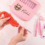 Personalized Cute Bow Glass Yarn Ball Ergonomic 8Pcs Crochet Hook Set with Name and Scissors Storage Box Birthday Gift for Crochet Lovers