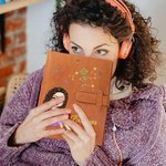 Personalisierte Cartoon Graduate Horoskop Geburt Blume PU Leder Notebook Cover mit Namen Graduierung Geburtstag Geschenk für Frauen