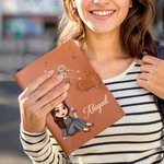 Personalisierte Cartoon Graduate Horoskop Geburt Blume PU Leder Notebook Cover mit Namen Graduierung Geburtstag Geschenk für Frauen