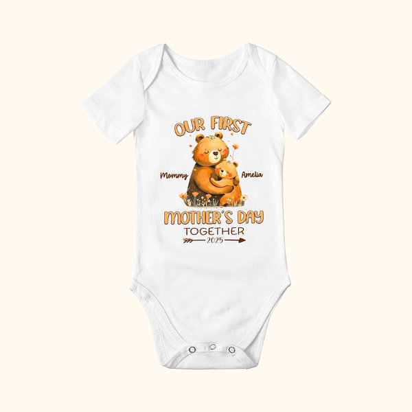 Personlig Hugging Bears Our First Mother's Day 100% bomull Baby Onesie med namn Första mors dag gåva till mamma baby
