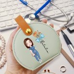 Boîte à bijoux en cuir personnalisée avec nom pour stéthoscope, fleur de naissance et personnage de dessin animé Cadeau de fin d'études pour étudiants en médecine et personnel médical