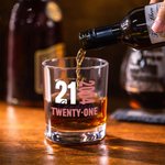Cumpleaños Personalizado Timeless 10oz Old Fashioned Rocks Whiskey Glass con Nombre Año Edad Barware Regalo de cumpleaños para los amantes del licor