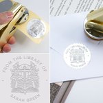 Tampon de gaufrage personnalisé de la bibliothèque de l'arbre de vie Tampon de gaufrage manuel avec texte Cadeau d'anniversaire de lecture pour les amoureux des livres Les rats de bibliothèque