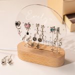 Pendientes de cumpleaños personalizados en forma de corazón LED redondo acrílico con nombre y base de madera Pendientes de almacenamiento Versátil decoración del hogar Regalo para las mujeres