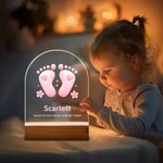Personalisierte niedlichen Fußabdruck Design Acryl LED-Nachtlicht mit hölzernen Basis Name und Text Baby Dusche Zimmer Dekoration Geburtstagsgeschenk für Baby neue Mama