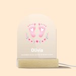 Personalisierte niedlichen Fußabdruck Design Acryl LED-Nachtlicht mit hölzernen Basis Name und Text Baby Dusche Zimmer Dekoration Geburtstagsgeschenk für Baby neue Mama