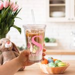 Personalizzato Peter Rabbit iniziale 16 oz doppio innaffiatoio acrilico con cannuccia e coperchio Cesto di Pasqua riempitivo Festa di compleanno regalo per bambini