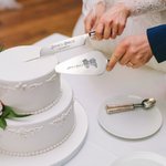 Set de 2 Couteaux à Gâteau Personnalisés avec Noms et Dates Gravés Cadeau Cérémonie de Mariage pour Couple