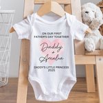 Camiseta Corazón Personalizada Body para Bebé con Nombre Nuestro Primer Regalo del Día del Padre para Papá Bebé