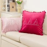 Funda de cojín lumbar de terciopelo con bordado de letras griegas de hermandad de mujeres personalizada con flecos de pompones para regalo de cumpleaños para amiga | Callie × Affinity Licensing