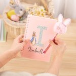 Personalisierte Ostern Bunny Floral Initial Spiral Notebook und Pom Pom Pen Set mit Namen zurück zu Schule Ostern Geschenk für Jungen Mädchen